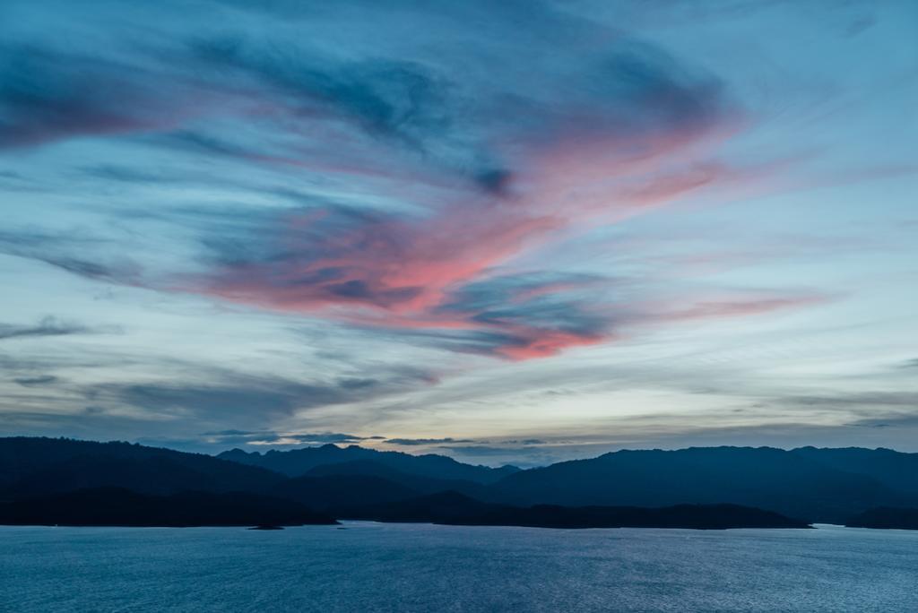 Thawsi Lake Hill Si Sawat Exteriör bild